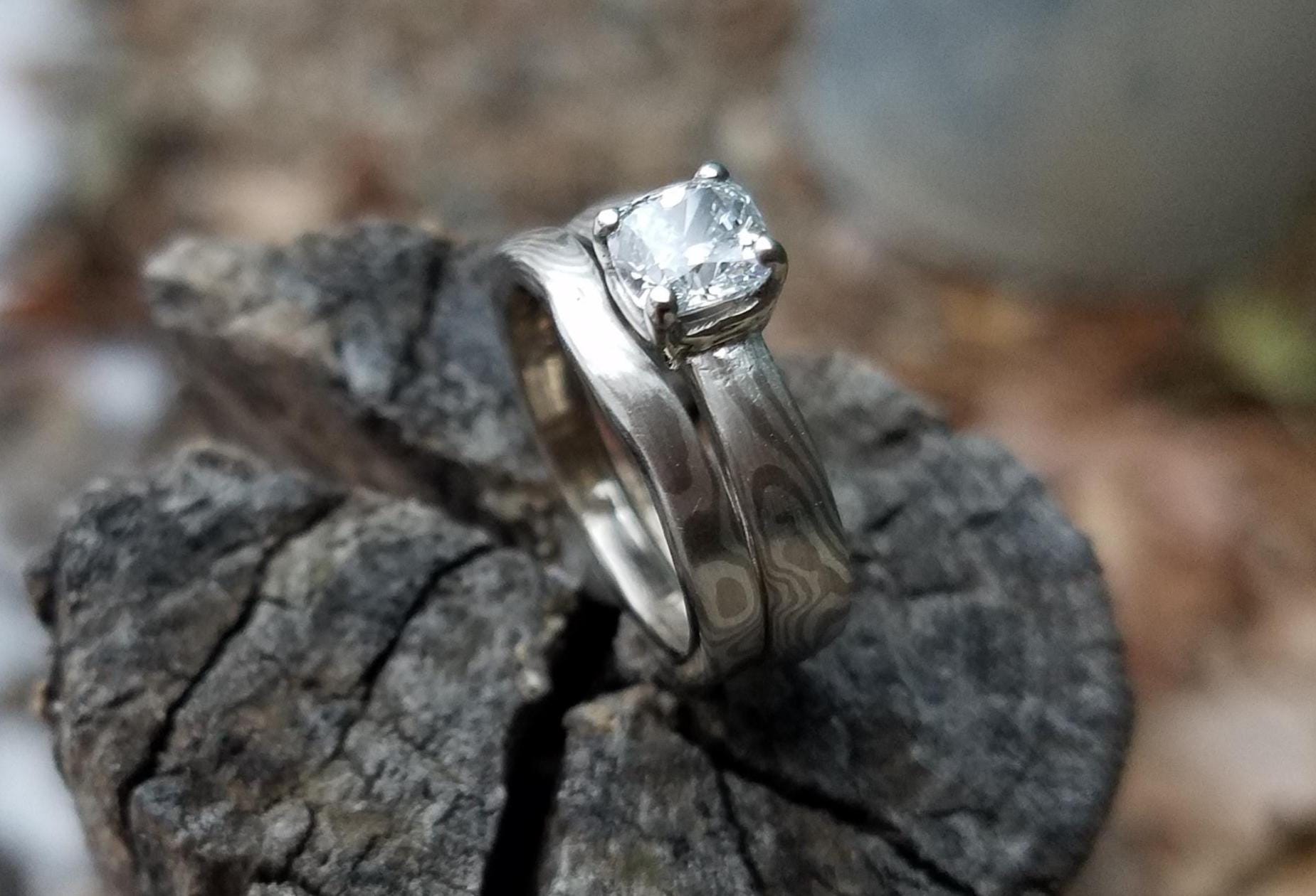 Mokume Gane Solitär Verlobungsring Mit Moissanit Im Kissenschliff Und Ehering von CustomMokumeGane