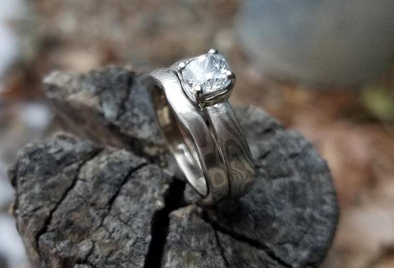 Mokume Gane Solitär Verlobungsring Mit Moissanit Im Kissenschliff Und Ehering von CustomMokumeGane