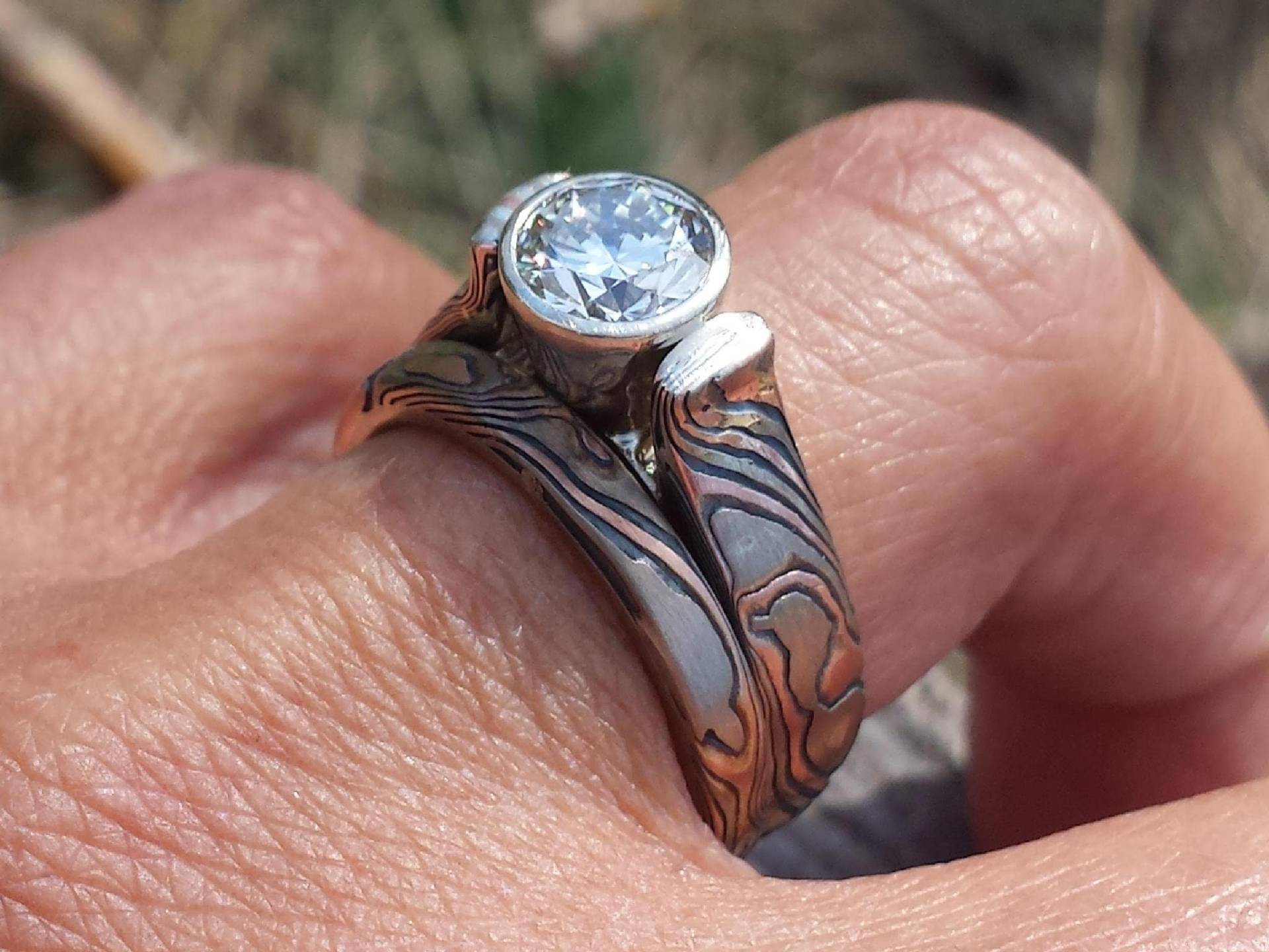 Mokume Gane Verlobung Made To Order Nach Maß in Dreifarbig Voll Lünette Montage von CustomMokumeGane