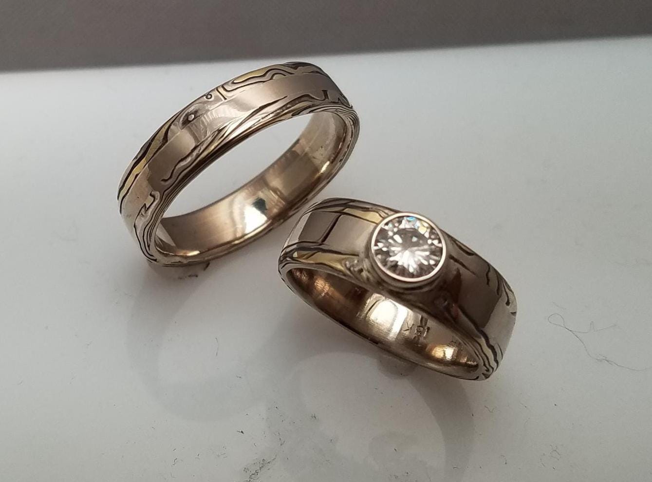 Mokume Gane Verlobungsring Holzmaserung, 14K Weißgoldfassung von CustomMokumeGane