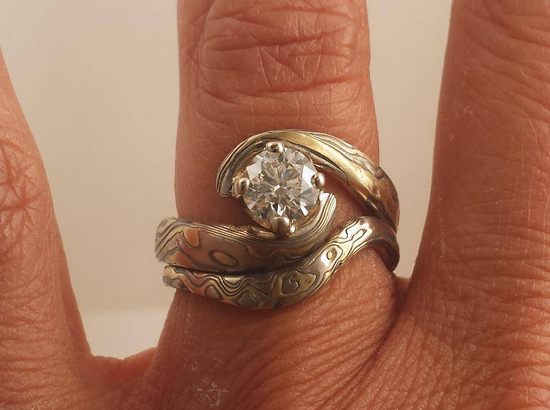 Mokume Gane Zwei Ring Braut Set Welle Design Umfasst Stein Band von CustomMokumeGane