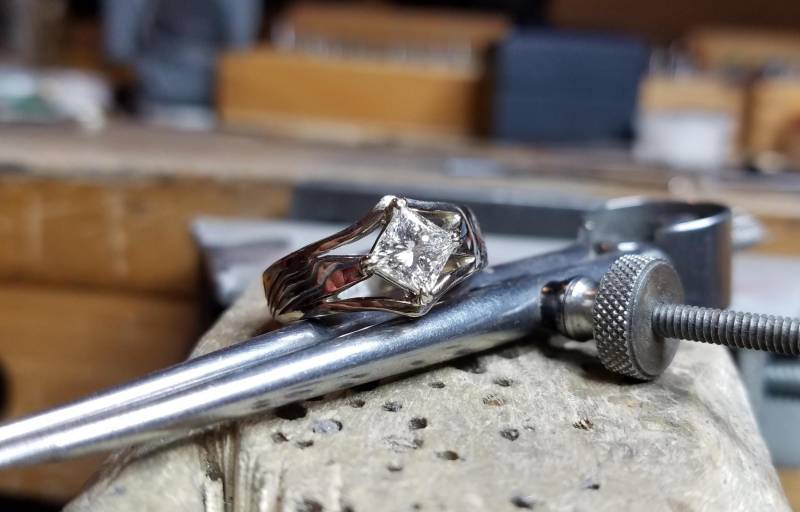 Personalisierter Mokume Gane Verlobungsring Princess Cut Design von CustomMokumeGane