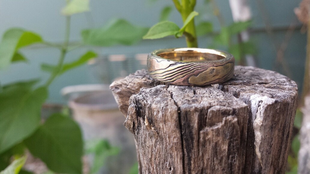 Rustikaler Holz Maserung Ring Mokume Gane Rotgold Und Gelbgold Mit Geätztem 925 Silber von CustomMokumeGane