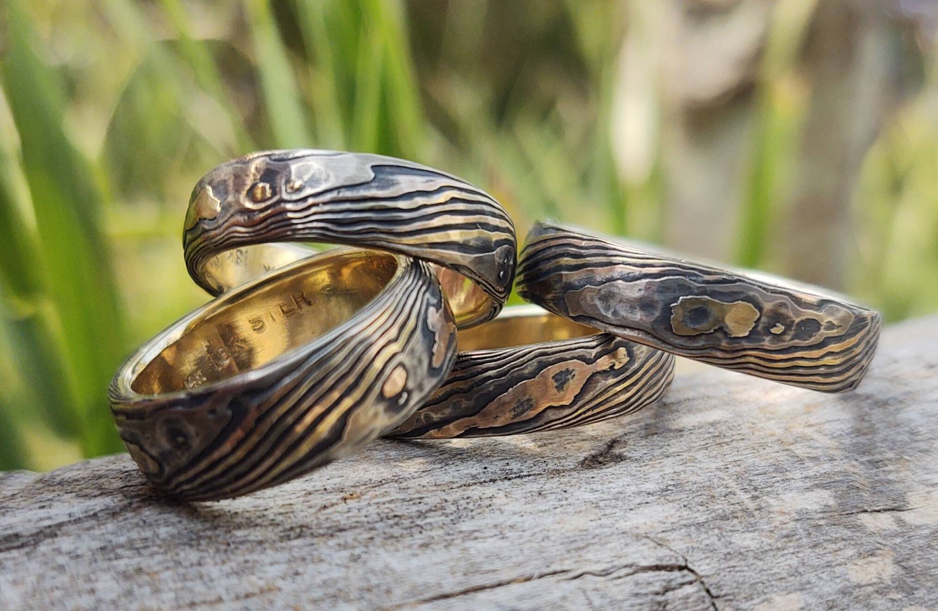 Rustikaler Mokume Gane Ehering Gehämmertes Gold Holzmaserung Ring von CustomMokumeGane