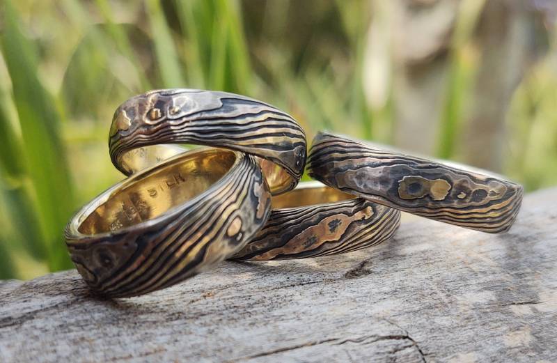 Rustikaler Mokume Gane Ehering Gehämmertes Gold Holzmaserung Ring von CustomMokumeGane