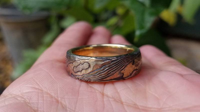 Rustikaler Mokume Gane Trauring Gold, Sterlingsilber, Holzmaserung von CustomMokumeGane