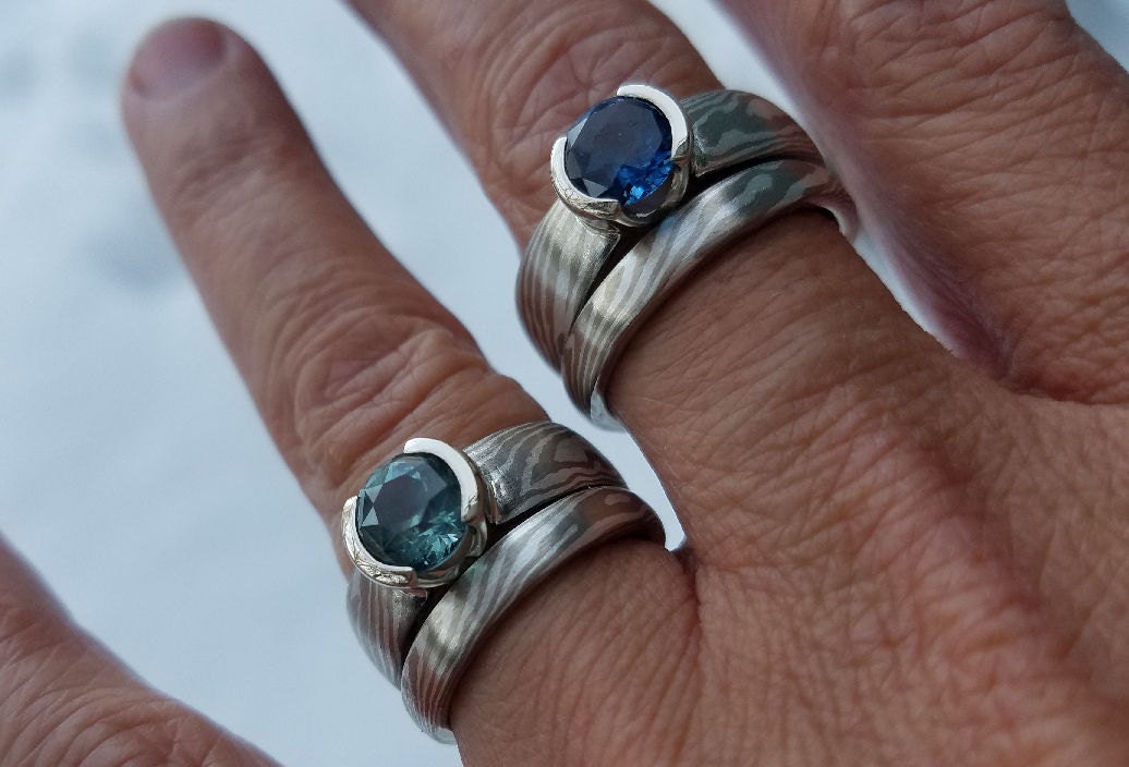 Saphir Solitär Verlobungsring Weißgold Und Sterling Mokume Gane Mit Halber Lünette von CustomMokumeGane