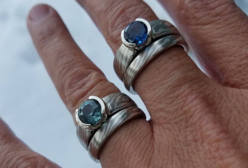 Saphir Solitär Verlobungsring Weißgold Und Sterling Mokume Gane Mit Halber Lünette von CustomMokumeGane