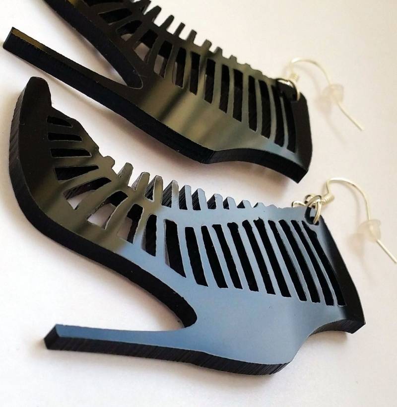 Laser-Cut Schwarze Acryl Ohrhänger Schuh Stilettos von CustomPiecesEU