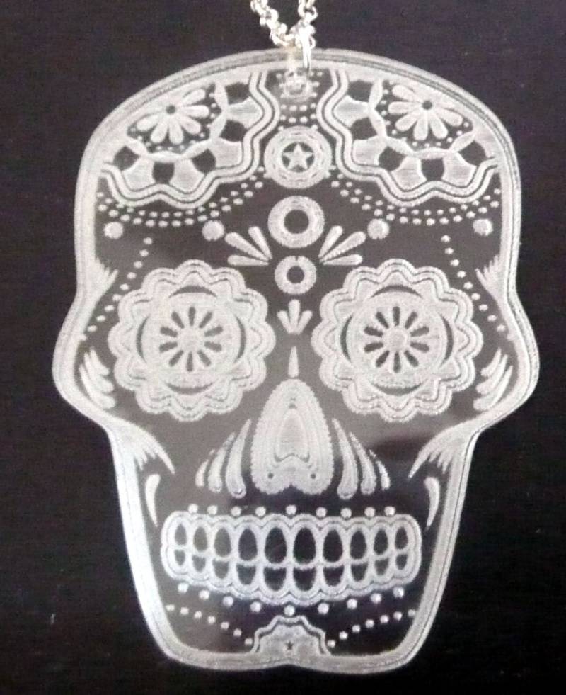 Laser-Cut Und Graviert Durchsichtigem Acryl Oder Spiegel Sugar Skull, Dia De Los Muertos Halskette von CustomPiecesEU
