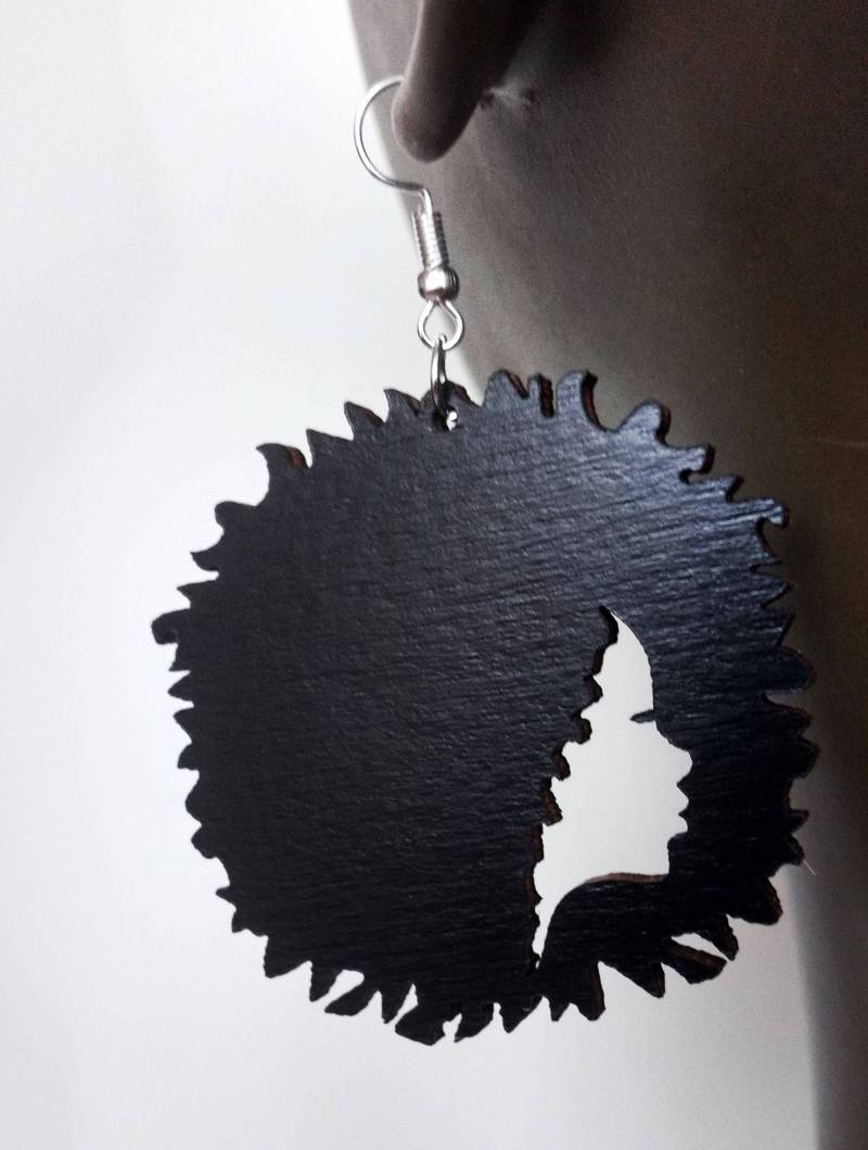 Laser Geschnittene Ohrringe Aus Holz Afro Haar Mädchen Farben Rot Schwarz Blau Weiß Türkis von CustomPiecesEU