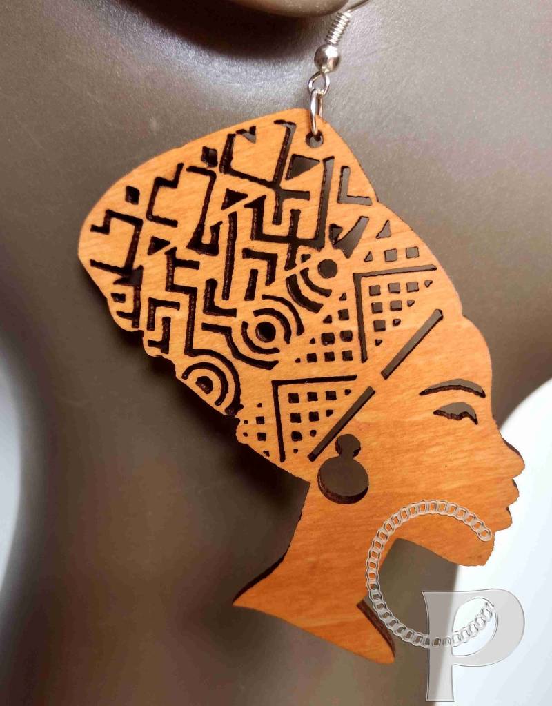 Schöne Laser-Cut Holz Afro Kopf Wickeln Ohrringe Afrika Ohrring Dunkelbraun Oder Tan von CustomPiecesEU