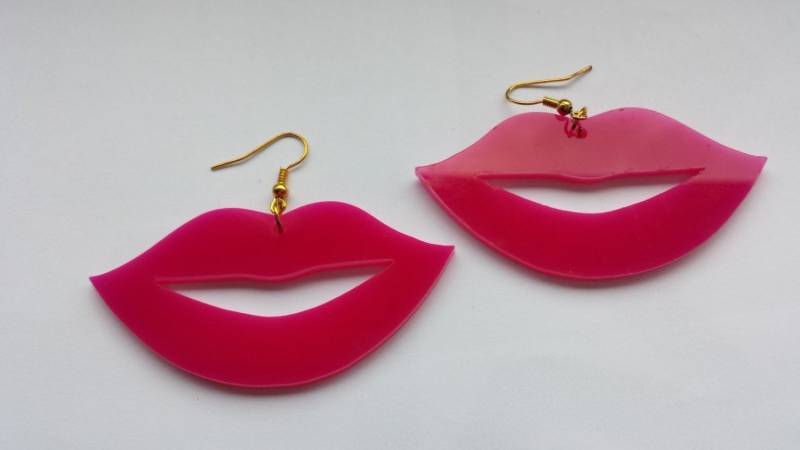 Schöne Laser Geschnittene Acrylohrringe Mit Heißen Rosa Lippen Oder Rotem Kitsch von CustomPiecesEU