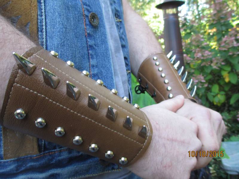 1 Paar Tan Leder Armstulpen Mit Chrom-Drachen-Spitzen Und Nieten. Herrengröße von CustomRockAndPunk