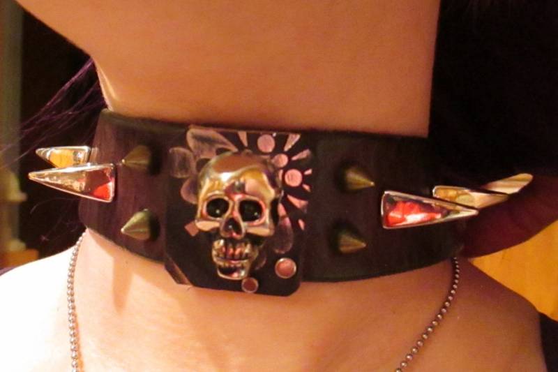 Braunes Leder Kragen Und Manschetten-Set Mit Silberner Drache Spikes Schädel, Inklusive Satz 1 Passende Armband von CustomRockAndPunk