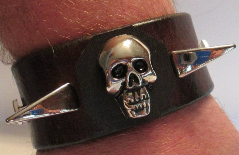 Braunes Leder-Manschettenarmband Mit Silbernem Totenkopf-Akzent Eingerahmt Von Silbernen Drachenklauen-Spitzen von CustomRockAndPunk