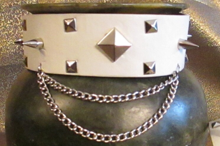 Kunstleder-Kragen Und Manschetten Mit Silber Spikes Kette, Set Includes1 Koordinierende Spike Armband Set von CustomRockAndPunk