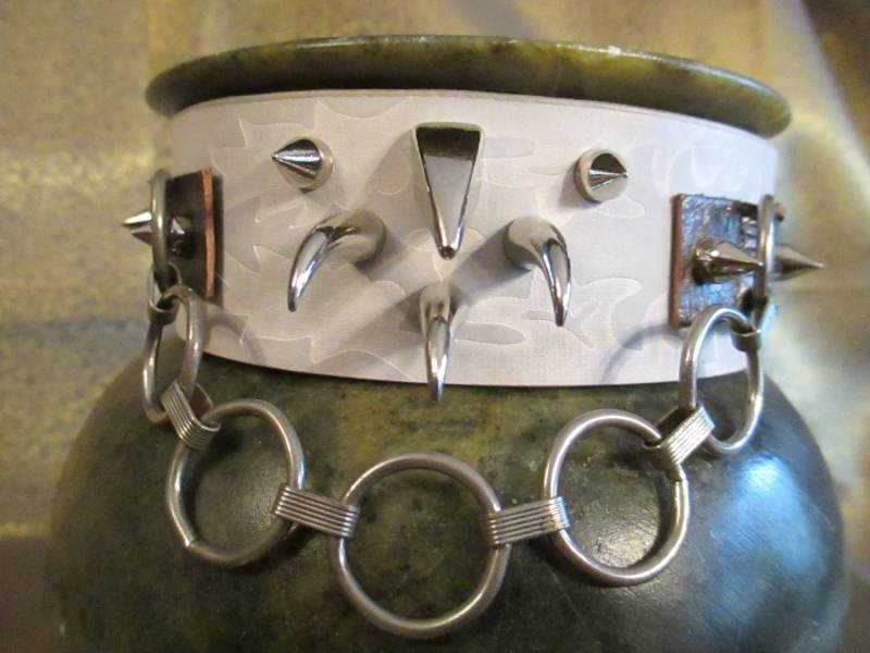 Kunstleder Kragen Und Manschetten-Set Mit Silbernen Spitzen Kette, Set Enthält 2 Passende Spike Armband von CustomRockAndPunk