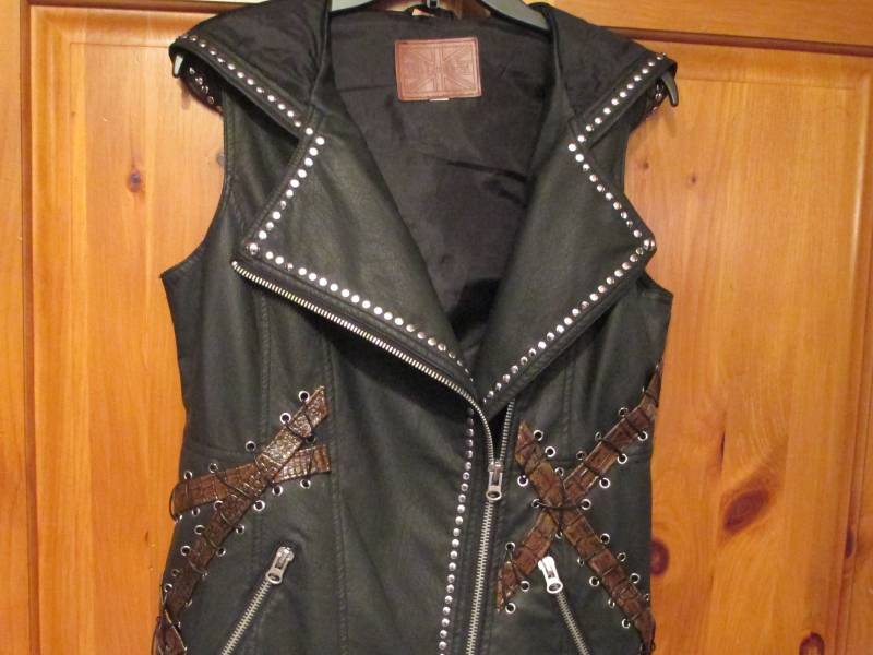 Nieten Und Spikes Schwarze Vegan Lederweste Mit Schnürungen Drachen Spike Kapuze Größe M von CustomRockAndPunk