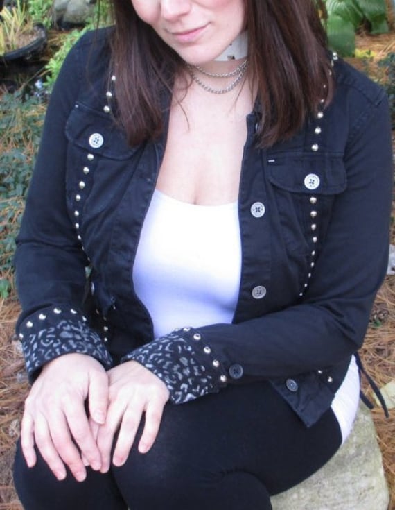 Schwarze Hemdjacke Mit Silbernen Spikes Und Nieten Handbemalten Manschetten in Einer Damengröße Medium von CustomRockAndPunk