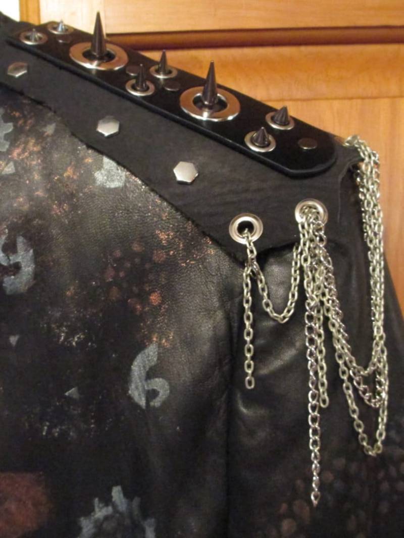steampunk Schwarze Lederjacke Mit Lackiertem Zahnradmuster Und Nieten Spiked Leder Epaulet Damen Größe 12 von CustomRockAndPunk