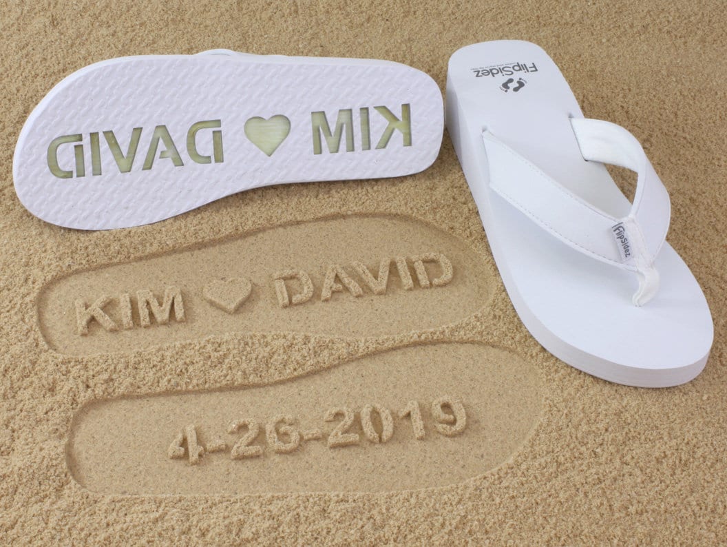 Hochzeit Keil Sandalen - Personalisierte Sand Aufdruck Flip Flops Hochzeit Keil Sandalen - Personalisierte Sand Aufdruck Flip Flops von CustomSandalsAndMore
