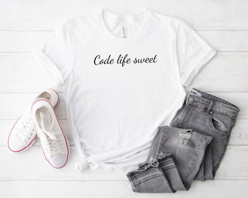 Code Life Sweet Shirt Lustige Programmier-Liebhaber-Geschenk Computer T-Shirt Web von CustomTShirtArtistry