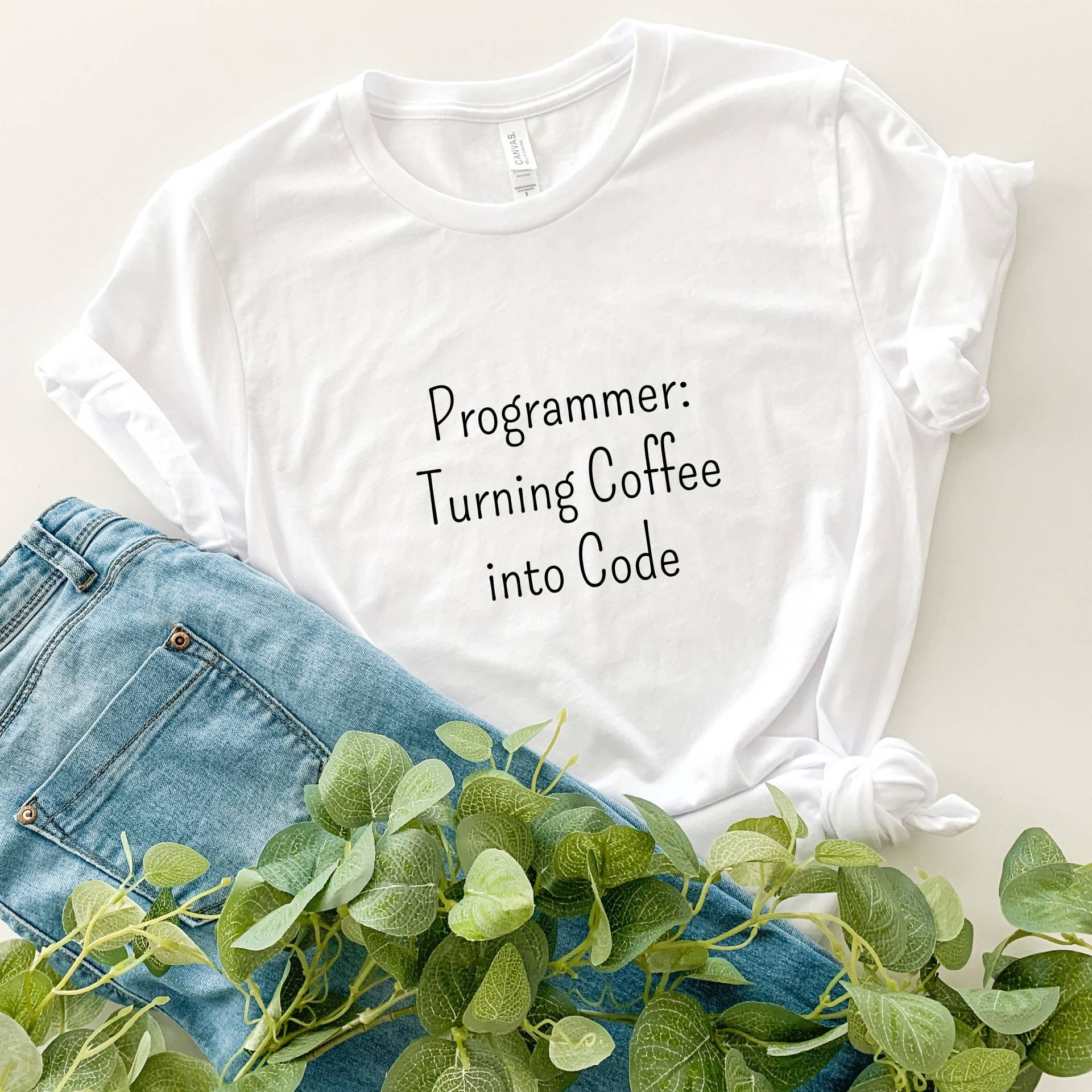 Programmierer Drehen Kaffee in Code Shirt Lustige Programmier-Liebhaber-Geschenk Computer T-Shirt Web von CustomTShirtArtistry