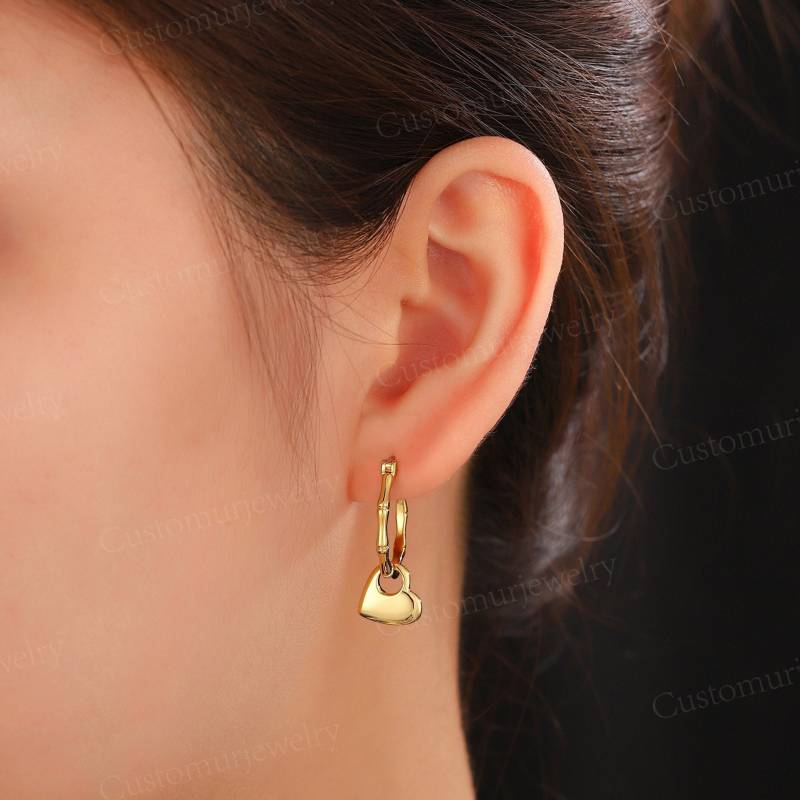Moderne Hoop Ohrringe Herz Design Huggie Sterling Silber Vergoldete Minimalist Gelbvergoldet Liebe von CustomUrJewelry