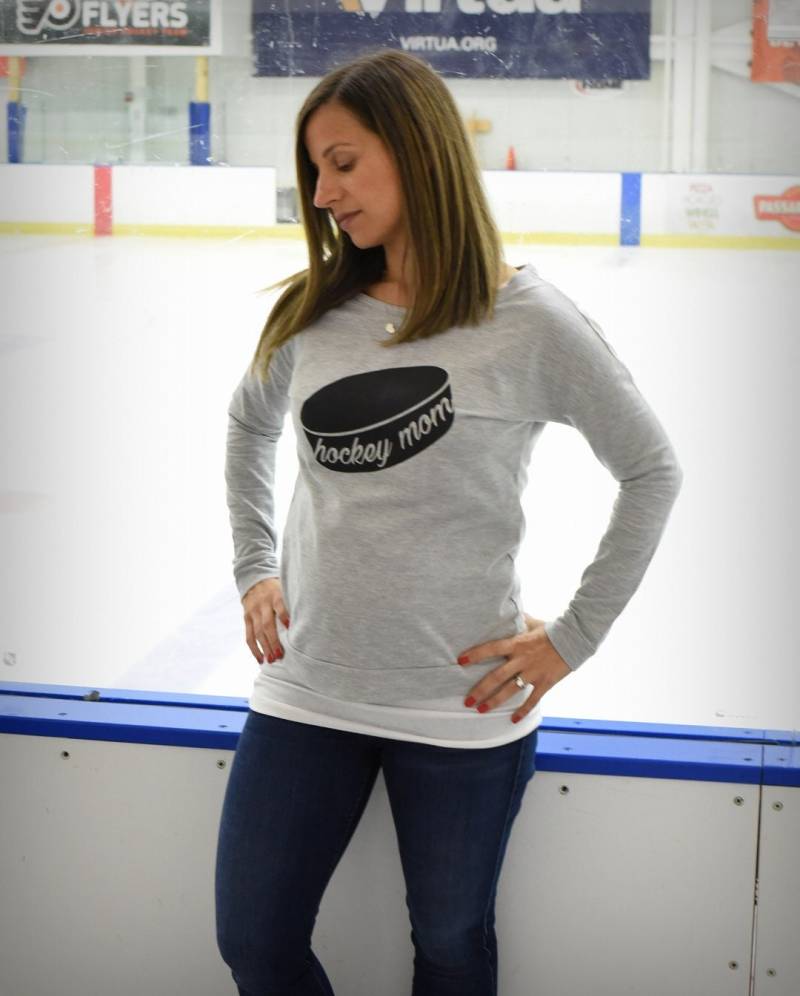 Hockey Mom Tees, Hoodies, Sweatshirts, Off The Shoulder | Shirt T-| T-Shirt T Hockey Mom Tees, Hoodies, Sweatshirts, Off The Shoulder | Shirt T-| T-Shirt T von CustomWolfpack