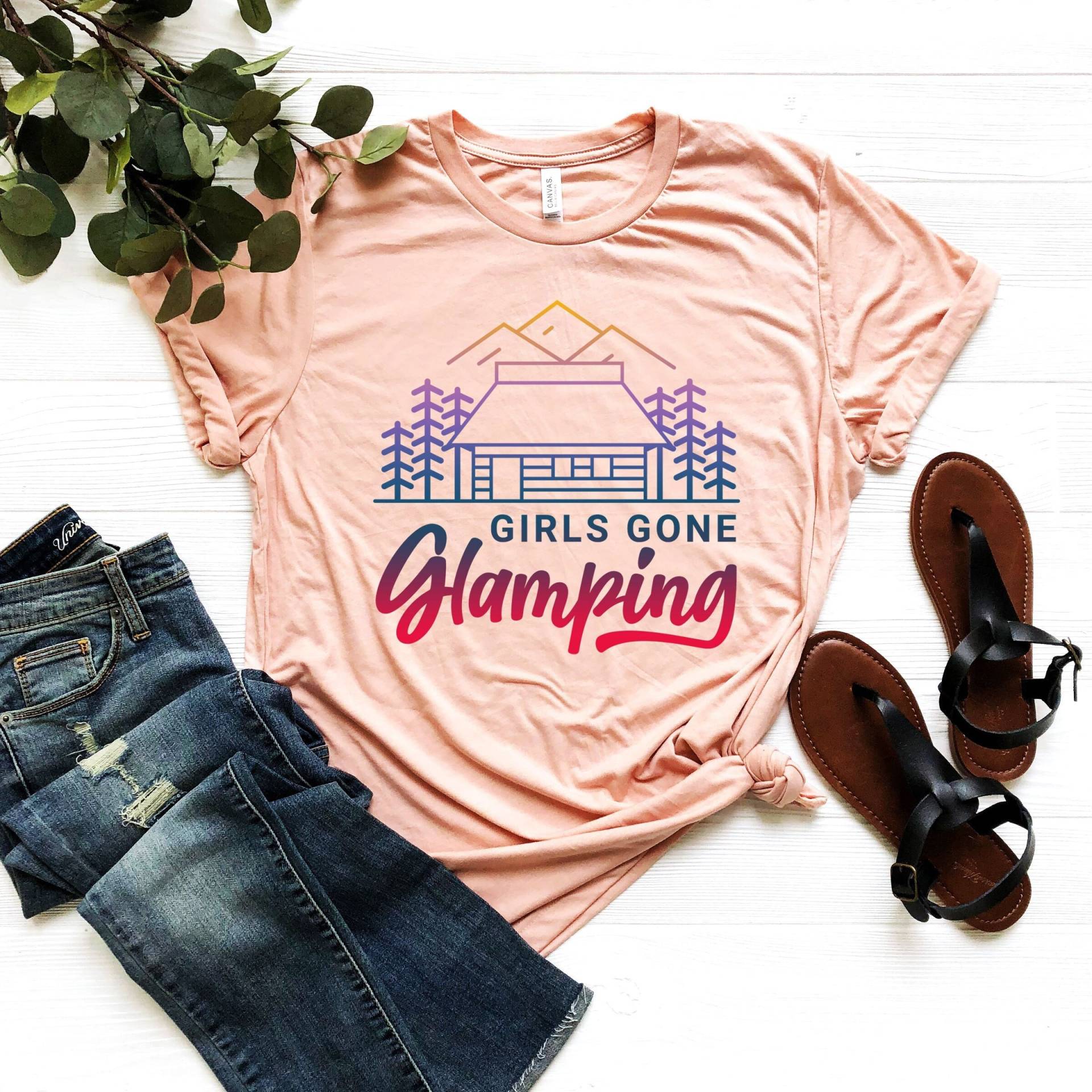 Glamping T-Shirt - Mädchen Shirt Party Girl Wochenende Outdoor Liebhaber Camping von CustomixDesign