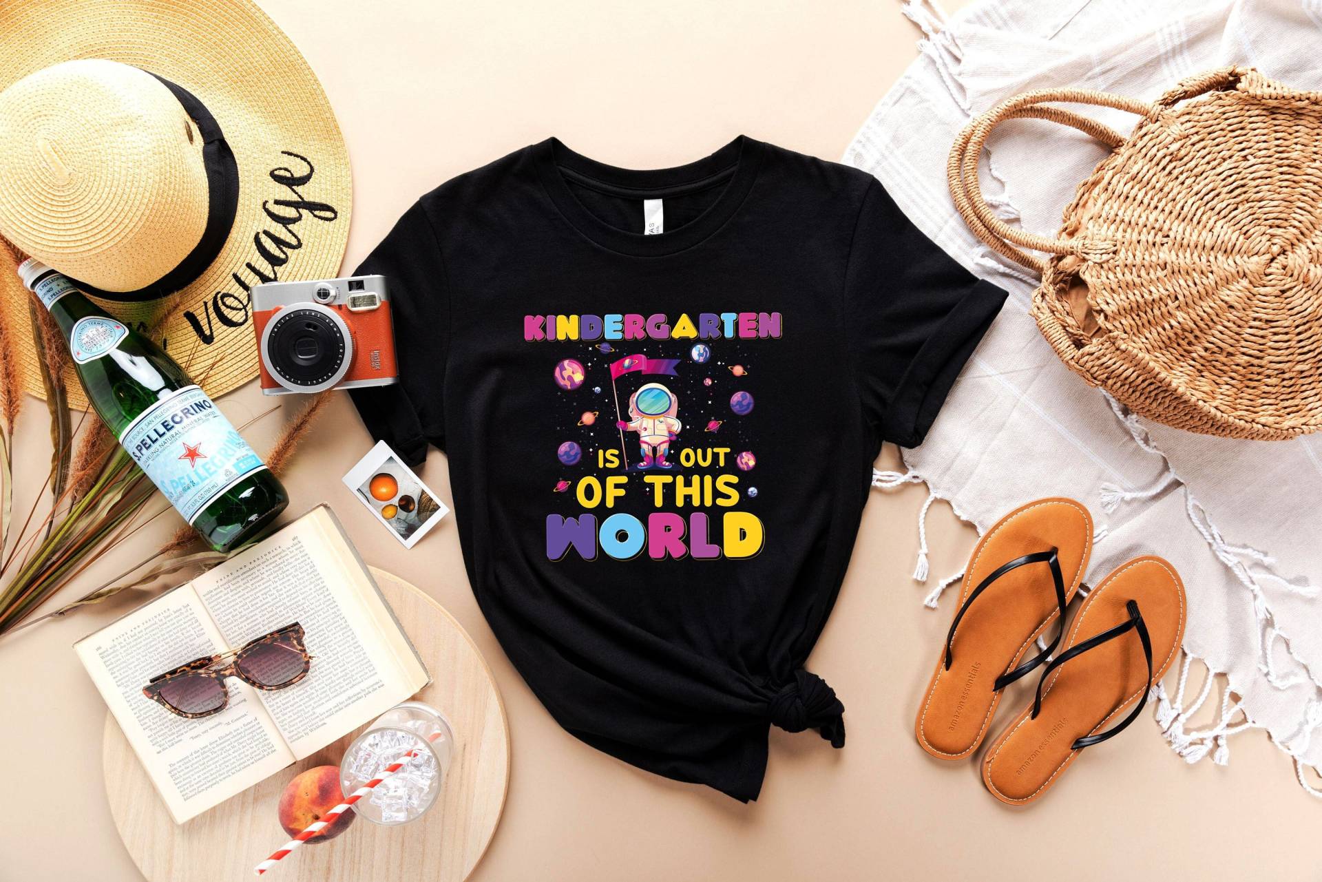 Kindergarten Ist Nicht Von Dieser Welt T-Shirt - Happy Kids in Shirt Junge Im Astronautenanzug Kinder Mit Buntem Welt-T-Shirt von CustomixDesign