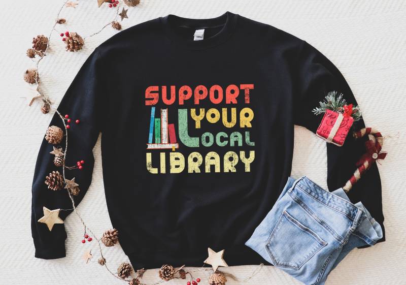 Unterstützen Sie Ihre Lokale Bibliothek Kapuzenpullover - Bibliothekar-Sweatshirt Buch-Nerd-Geschenk Bücherwurm-Sweat Leseliebhaber-Kleidung von CustomixDesign