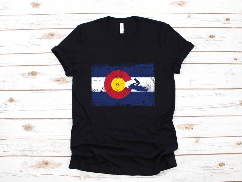 Schneemobil Colorado Flagge Bekleidung Snowmobiling Geschenk | T-Shirt Lange Ärmel Sweatshirt Hoodie Tank-Top von CustummMerch