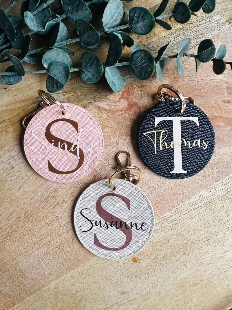 Personalisierter Schlüsselanhänger Mit Name Und Initiale, Geschenkidee Für Frauen Männer, Weihnachten, Wichtelgeschenk, Geburtstag, Jahrestag von DeinsMeinsManufaktur