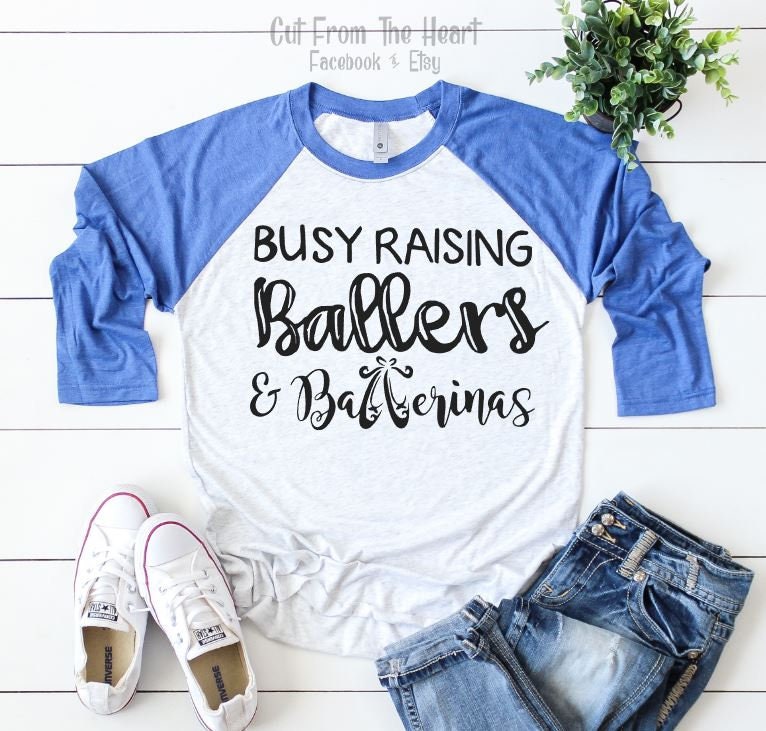 Beschäftigt Heben Ballers Und Ballerinas, Tanz Mama, Baseball-Mama, Baller Mom, Baseball-Shirt, Tanz-Shirt, Geschenk Für Baseball Mama Beschäftigt Heben Ballers Und Ballerinas, Tanz Mama, Baseball-Mama, Baller Mom, Baseball-Shirt, Tanz-Shirt, Geschenk Für Baseball Mama von CutFromTheHeart