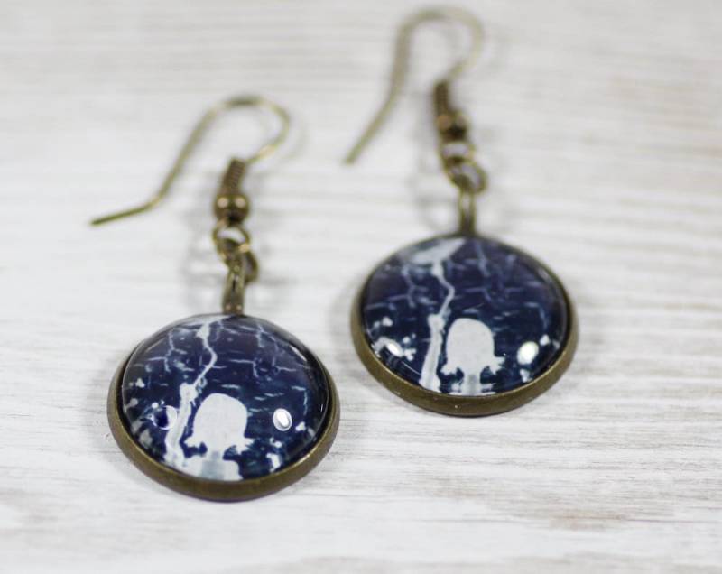 Dunkelblau Und Weiß Bronze Ohrringe - Mädchen Mit Ballon von CutTheFish