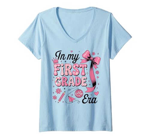 Damen In meiner ersten Klasse: Coquette Bow Back to School Girls T-Shirt mit V-Ausschnitt Damen In meiner ersten Klasse: Coquette Bow Back to School Girls T-Shirt mit V-Ausschnitt von Cute Coquette Bow First Grade Back to School Gifts