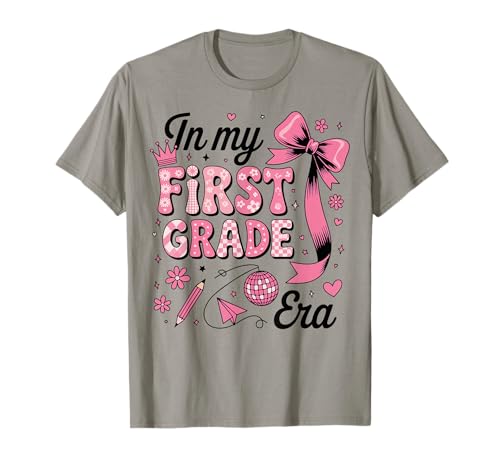 In meiner ersten Klasse: Coquette Bow Back to School Girls T-Shirt In meiner ersten Klasse: Coquette Bow Back to School Girls T-Shirt von Cute Coquette Bow First Grade Back to School Gifts