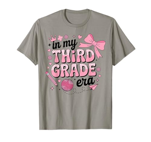 In meiner dritten Klasse verbeugen Sich die Mädchen Wieder zur Schule T-Shirt In meiner dritten Klasse verbeugen Sich die Mädchen Wieder zur Schule T-Shirt von Cute Coquette Bow Third Grade Back to School Gifts