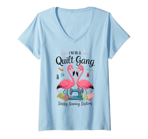 Damen Pink Flamingos In A Quilt Gang Sassy Sewing Sisters White T-Shirt mit V-Ausschnitt von Cute Girls In A Quilt Gang Sassy Sewing Sister Tee