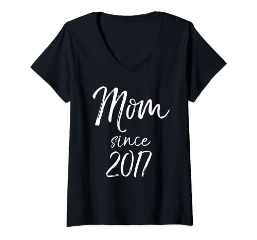 Damen Mother's Day Gift for Young Moms of Toddlers Mom Since 2017 T-Shirt mit V-Ausschnitt von Cute Mom Shirts Mother's Day Gifts Design Studio