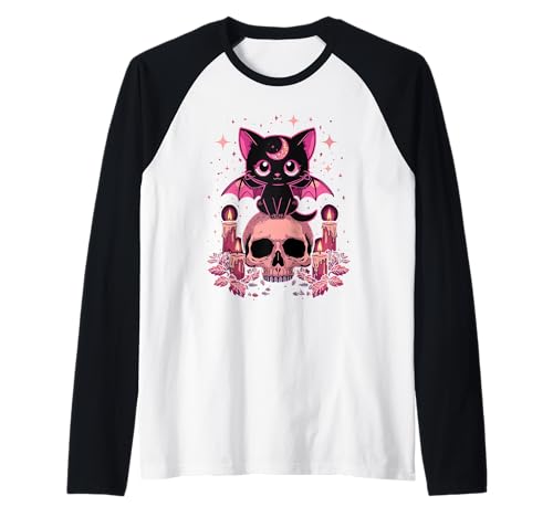 Niedliche rosa Fledermaus-Katze, die auf Totenkopf-Skelett-Kerzen sitzt Raglan von Cute Pastel Colors Bat Cat Animal on Skull Candles