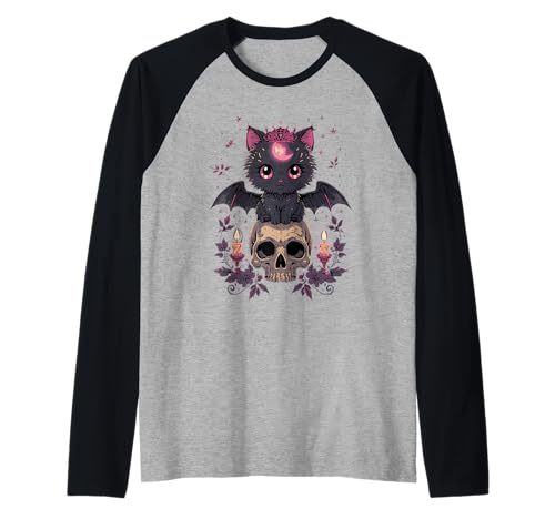Niedliche rosa Fledermaus-Katze, die auf Totenkopf-Skelett-Kerzen sitzt Raglan von Cute Pastel Colors Bat Cat Animal on Skull Candles