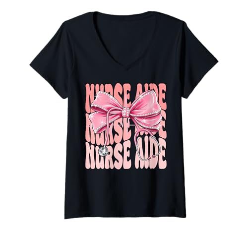 Damen Krankenschwesterhelfer Wochentag für Frauen Rosa Kokette Schleife Stethoskop T-Shirt mit V-Ausschnitt Damen Krankenschwesterhelfer Wochentag für Frauen Rosa Kokette Schleife Stethoskop T-Shirt mit V-Ausschnitt von Cute and Funny Groovy Coquette Nurse Aide