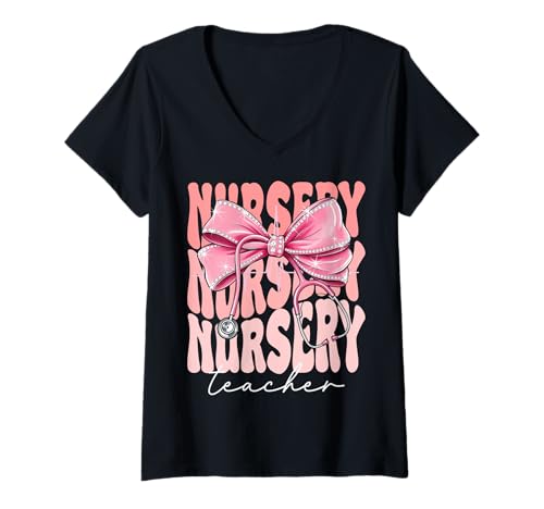Damen Kindergarten Lehrer Woche Tag für Frauen Rosa Kokette Schleife T-Shirt mit V-Ausschnitt Damen Kindergarten Lehrer Woche Tag für Frauen Rosa Kokette Schleife T-Shirt mit V-Ausschnitt von Cute and Funny Groovy Coquette Nursery Teacher