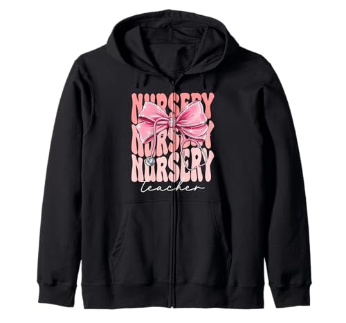 Kindergarten Lehrer Woche Tag für Frauen Rosa Kokette Schleife Kapuzenjacke Kindergarten Lehrer Woche Tag für Frauen Rosa Kokette Schleife Kapuzenjacke von Cute and Funny Groovy Coquette Nursery Teacher