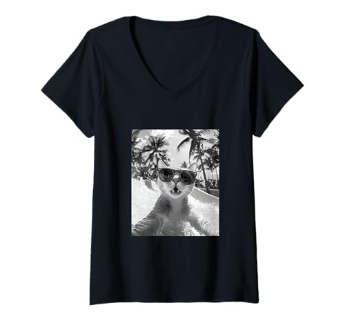 Damen Schockiert aussehende Katze mit Sonnenbrille in einer Wasserrutsche T-Shirt mit V-Ausschnitt Damen Schockiert aussehende Katze mit Sonnenbrille in einer Wasserrutsche T-Shirt mit V-Ausschnitt von Cute and Summery Animal Designs