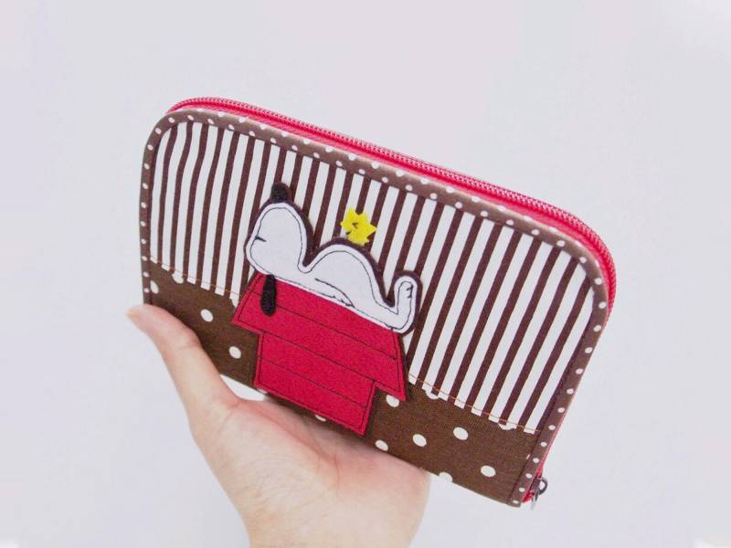 Mittelgroße Brieftasche, Smartphone Vegane Bi-Fach Organizer Reißverschluss Kupplung - Sleeping Snoopy von CuteAmongUs