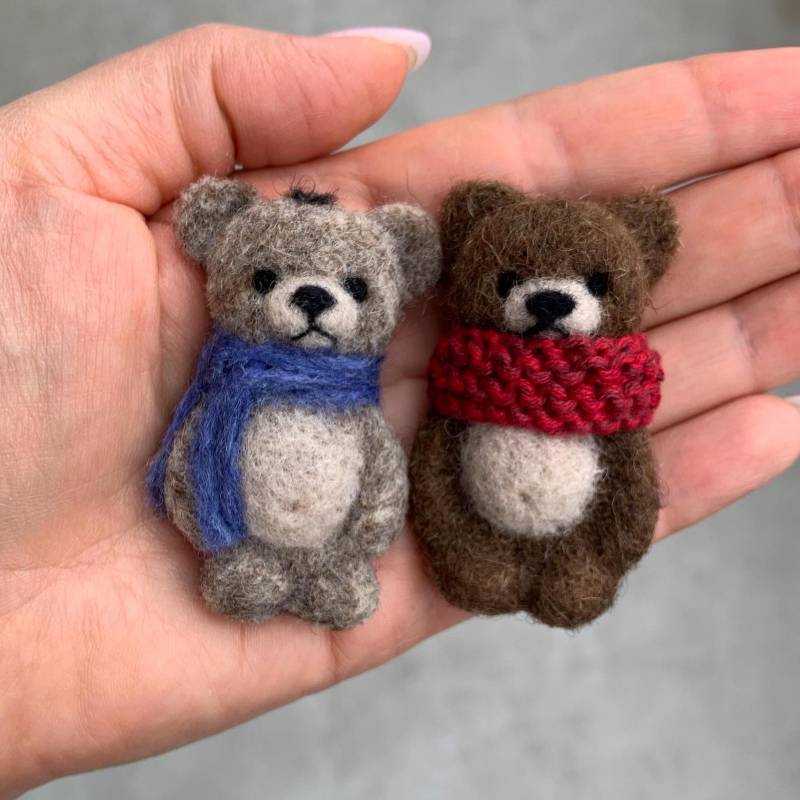Bär Brosche Pin Tierschmuck Nadel Gefilzt Tier Accessoire Wollbrosche Schmuck Weihnachtsgeschenk Geschenk Für Sie Teddybär von CuteAndFelted